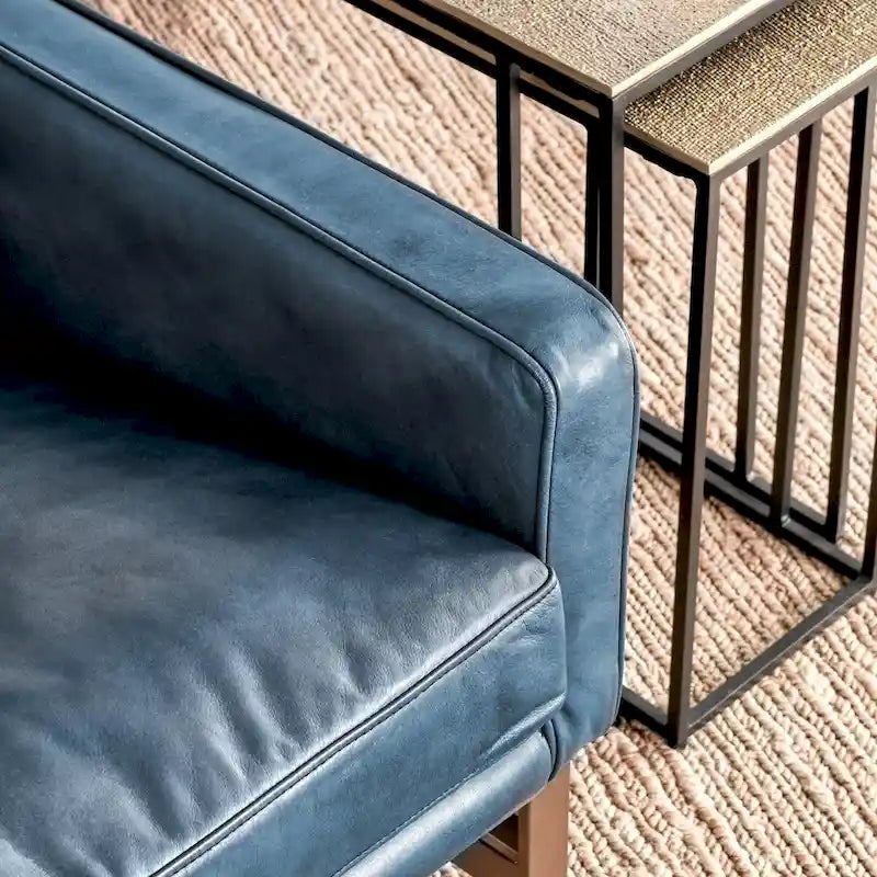 Poltrona Club in pelle blu con struttura in ottone 22W x 21D x 18.5H