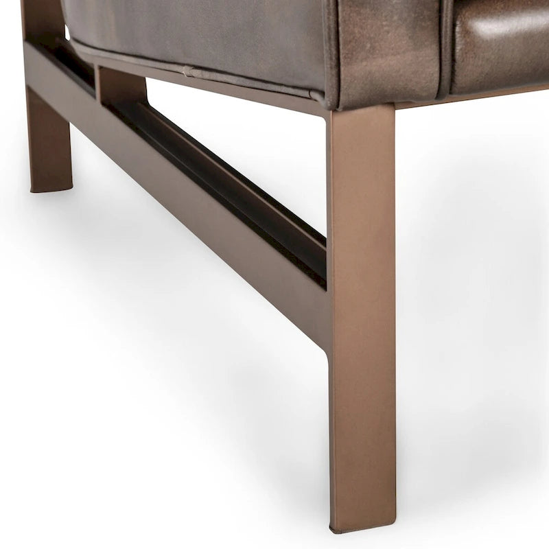 Poltrona Club in pelle blu con struttura in ottone 22W x 21D x 18.5H