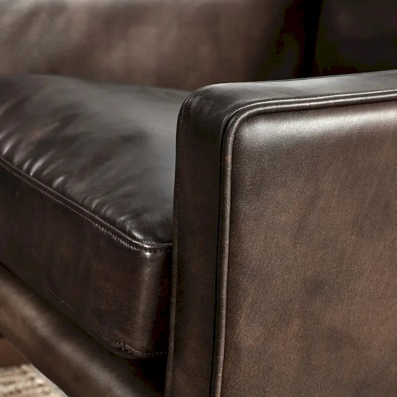 Poltrona Club in pelle blu con struttura in ottone 22W x 21D x 18.5H